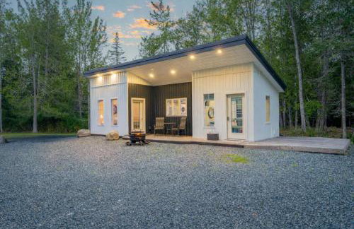 Secluded Bungalow Near Acadia and Bar Harbor -Private, Pet Friendly, Fire Pit - Foto 1