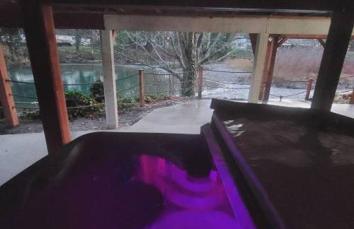 Tranquil Riverfront Retreat - Foto 78