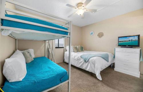 *OCEAN FRONT* Pier-adise 2Bed/2Bath, Sleeps 8 - Photo 35