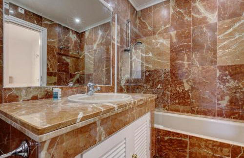 Large Ground Floor Apartment with Private Garden and Beach Access - Photo 42