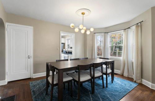 Inviting 4BR2BA in Oakley with 2 Park Spots & Lg Deck - Foto 2