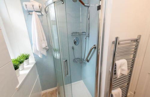 Lovely main door 1 bedroom holiday flat with patio - Foto 11