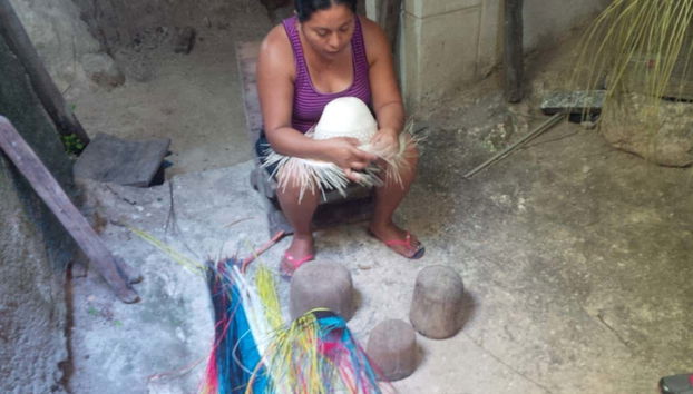 Artigiana intenta a creare un cappello