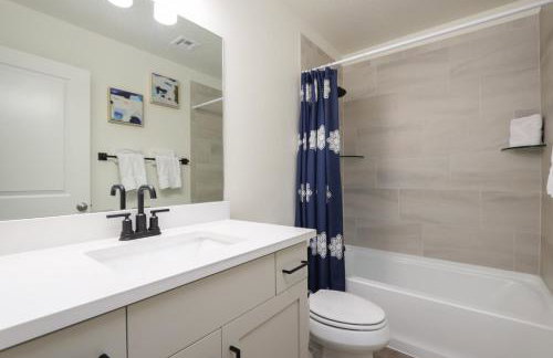 Adventure Base Camp Pet Friendly with Resort Living Pool, Arcade, Pickle-ball - Foto 32