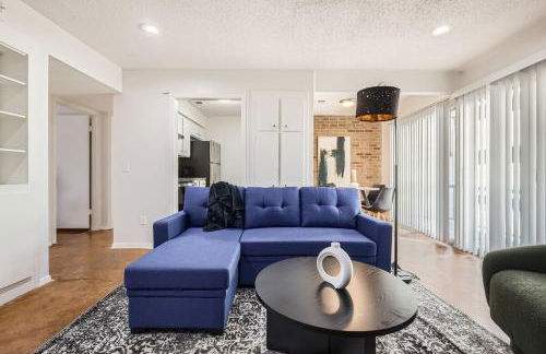 Your Comfy King Suite Getaway - Sleeps 4 - Pool, Prkg - Foto 8