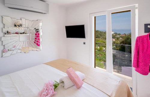 Uniquely designed Villa Ivana with outdoor Jacuzzi nearby the pebble Banje beach at the Island of Solta - Photo 20