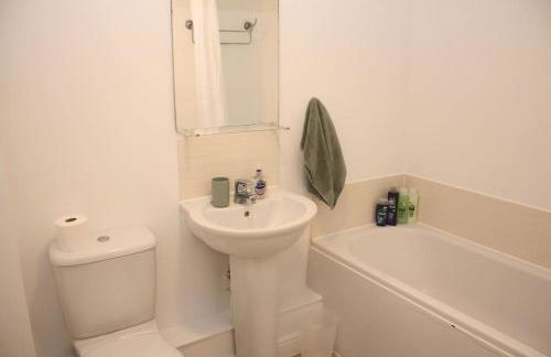 Spacious 2 Bed 2 Bath Apartment & Free Parking - LGW 10min drive - Foto 5