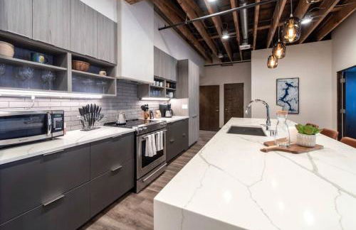 Walkable Downtown Loft with King Bed & Self Check in - Foto 16