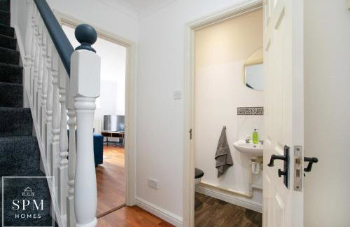 Large 3 Bed House - Long Stays Welcome - Smart TVs in Each Bedroom - Parking - Wifi - Foto 14