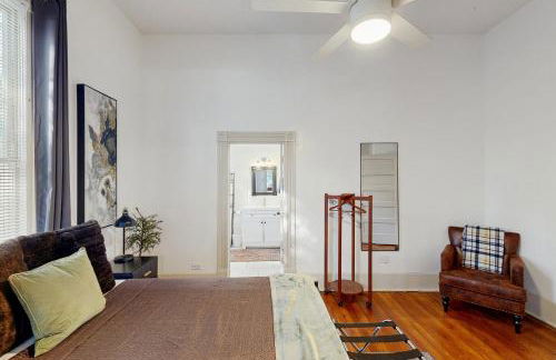 Historic charmer with updated appliances, enclosed yard, & AC - near downtown - Foto 14