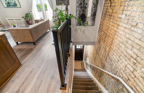 Bus Stop Sally in Historic Walker's Point MKE - Foto 35