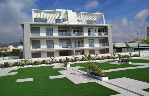 Apartamento en primera línea de playa, con piscina y garaje en Torrox Costa - Photo 2