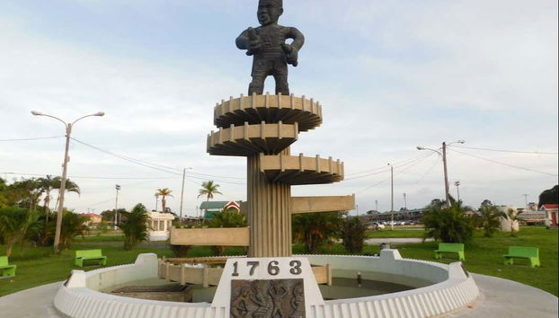 Monumento en la Plaza de la Revolución de Georgetown