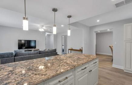 6 Bedroom with Guest House Walk to Lake & Shops - Foto 18