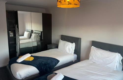 Tipton 2 Bedroomed long Stay Pad van or car free parking - Foto 2