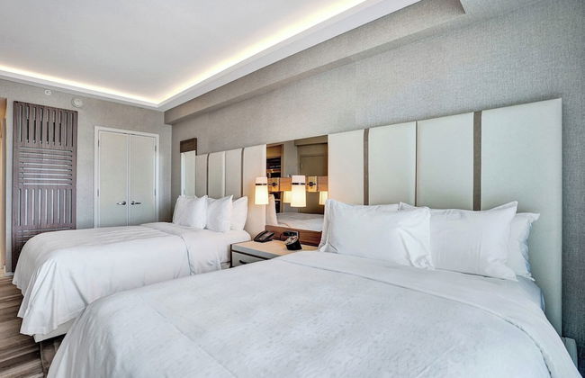 Elegant Beachfront Condo: Your Perfect Getaway! - Photo 13