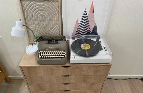 Serene Modern Home Backdoor with great WiFi, games, movies, patio seating and bbq Easy Access to North Joshua Tree National Park in 10 minutes - Foto 20