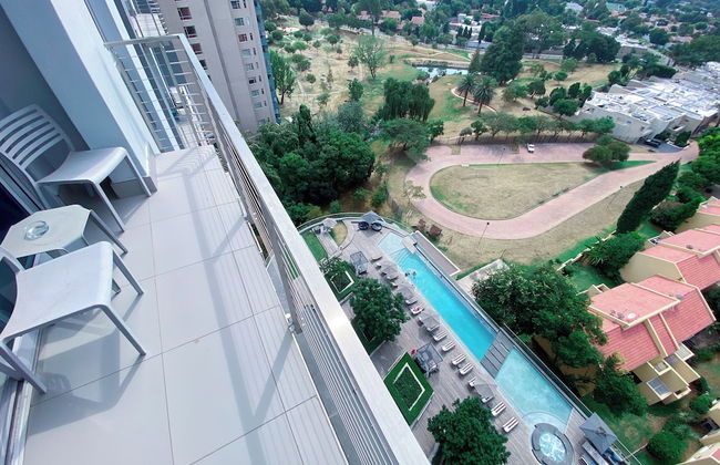 Sandtoncity-apartment-sleeps2-pool-parking - Photo 11