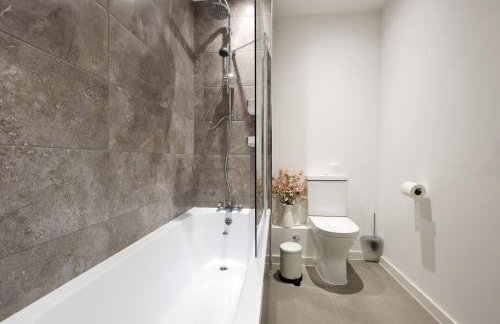 Modern Comfort Near Castle St with WiFi & Parking! - Foto 33