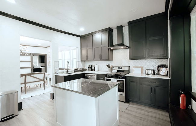 Cozy 6BR Home Near Plaza Dist -sleeps 15 - Photo 15