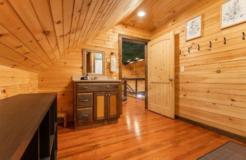 Big Time Hill Cabin with an indoor pool hot tub & great views - Foto 22