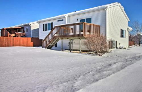 Welcoming West Fargo Retreat w Backyard - Foto 3