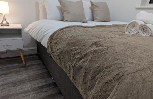 Large 4 Bed Hse, Sleeps 7, 3 BTH, Drive PRKG-4 Cars, M4-A329, Shinfield Studios, 10mins, Reading, Ascot & Legoland 20mins, Film Crew, Contractor & Family Friendly - Foto 23