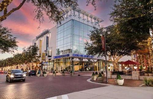 Luxury & Highly furnished upscale w Patio & Garage - Foto 35