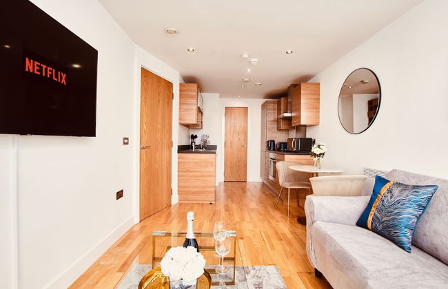 Deluxe City Centre Apt Balcony & View & Free Parking - Photo 30