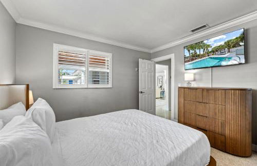 Siesta Key Waterfront Oasis - Heated Pool, Dock, Walk to Village & Beach - Photo 32