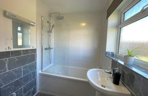 Your Leominster Base - 3BR Home with Garden & Parking - Foto 3