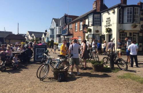 Charming Tudor riverside house - Foto 56