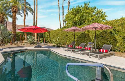 Design-forward Palm Springs home w saltwater pool lush yard multiple outdoor dining areas Casa Papagayo by AvantStay - Foto 46