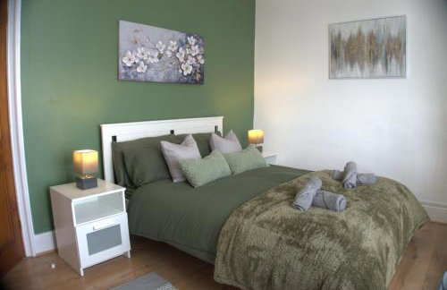 3BDR Town House in the Heart of Holyhead - Free Onsite Parking - Foto 23