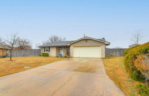 5 Mi to Museum of the Great Plains Home with Patio - Foto 25