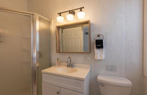 Cozy Spring Night HotTub Firepit PetFriendly Patio - Foto 35