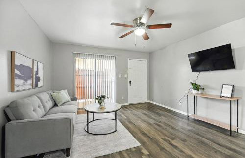 Budget-Friendly 2Bd Apartment I Free Parking - Photo 18