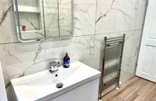 The Handy Hub Luxury Victorian Apartment - Fast WiFi & Central Edinburgh - Photo 23