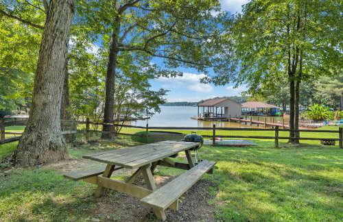 Lakeside Lodge - Lakefront home with private dock & hot tub - Foto 17