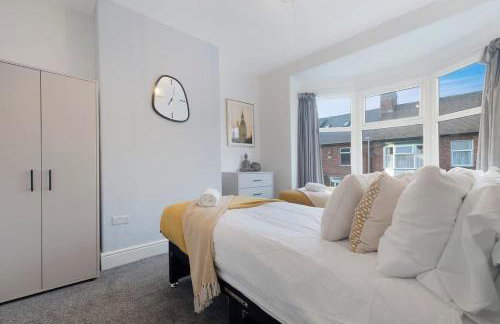 Spacious 4BR on Leafield Rd - Photo 8