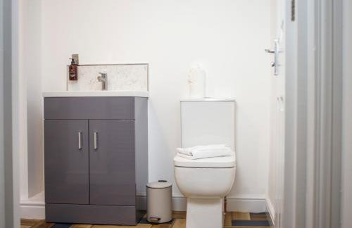 6 BR 3 Bath Spacious Tudor House & Free Parking - Foto 49