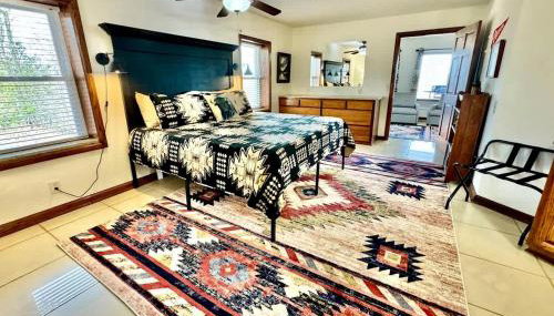 Secluded Riverfront Cabin with Bluff Views, Gated Privacy & Scenic Trail Access in Tahlequah, Oklahoma - Foto 3