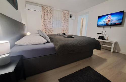 Apartments Orlić - Self check-in with code, WI-FI, Netflix, smart TV, garden, terrace - Photo 35