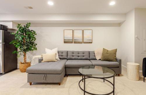 Private Garage Parking and King Bed - Walk to Metro - Foto 10