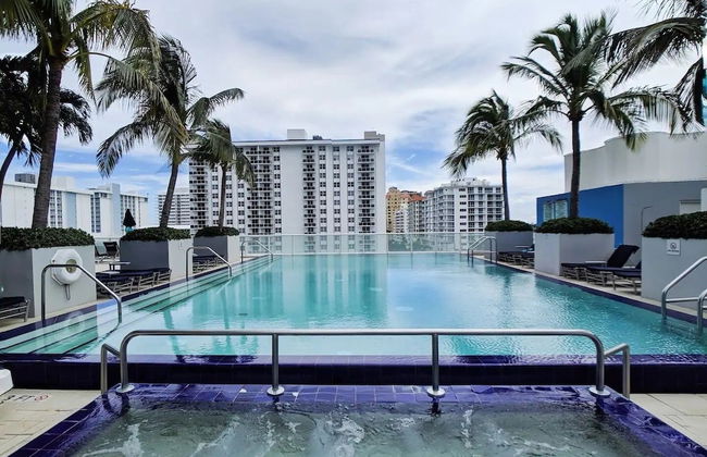 W Residences 2 Bedroom Suite 2 Condo by RedAwning - Photo 23