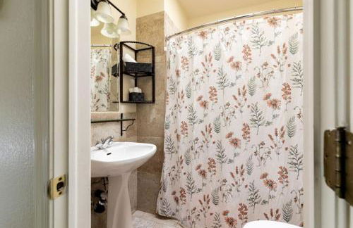 Vibrant 2BR DT Living, Stylish & Serene Stay - Foto 21