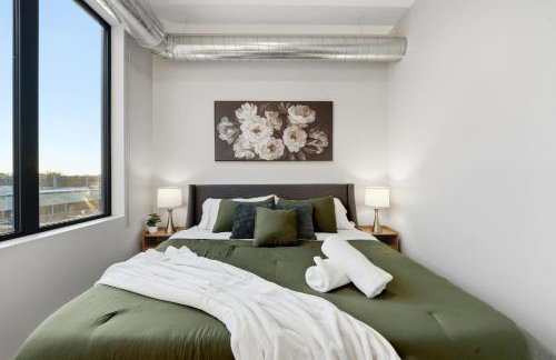 Edgewater Apt with Free Parking Gym Modern Living - Photo 23