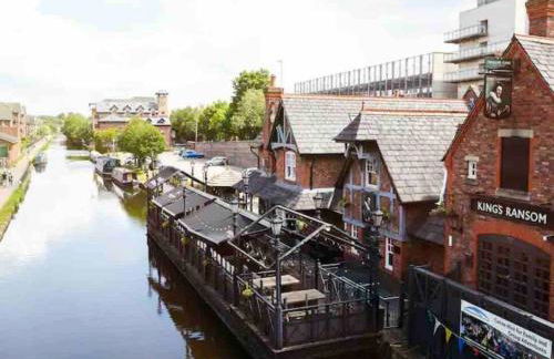 Stylish 1 Bedroom, 2 bed Basement Flat With Free Parking - Photo 16