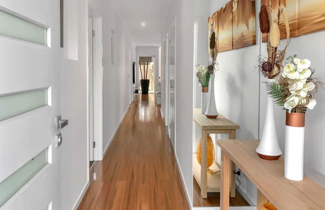 Sleek Stylish Modern Close to Airport - Foto 16