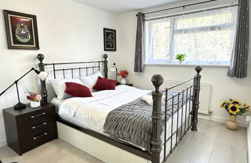 5 bedroom detached house sleeps 13 spacious Parking 5 mins driving to Bicester Village - Foto 2